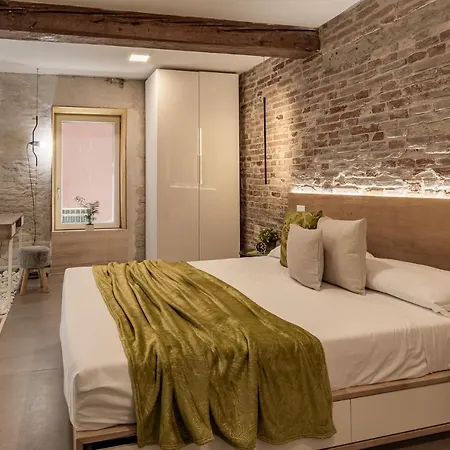 Vicolo Dei Duelli Industrial Apartment